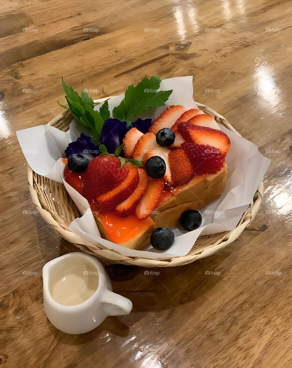 toast bread strawberry