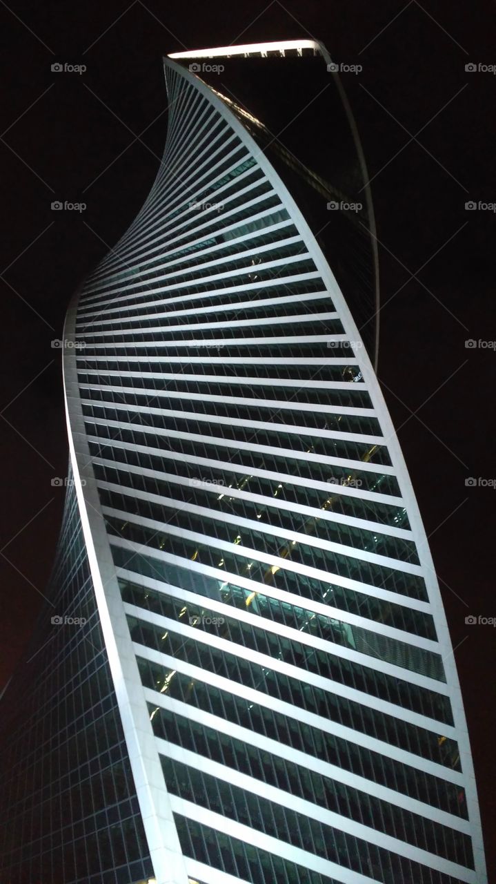 Spiral skyscraper