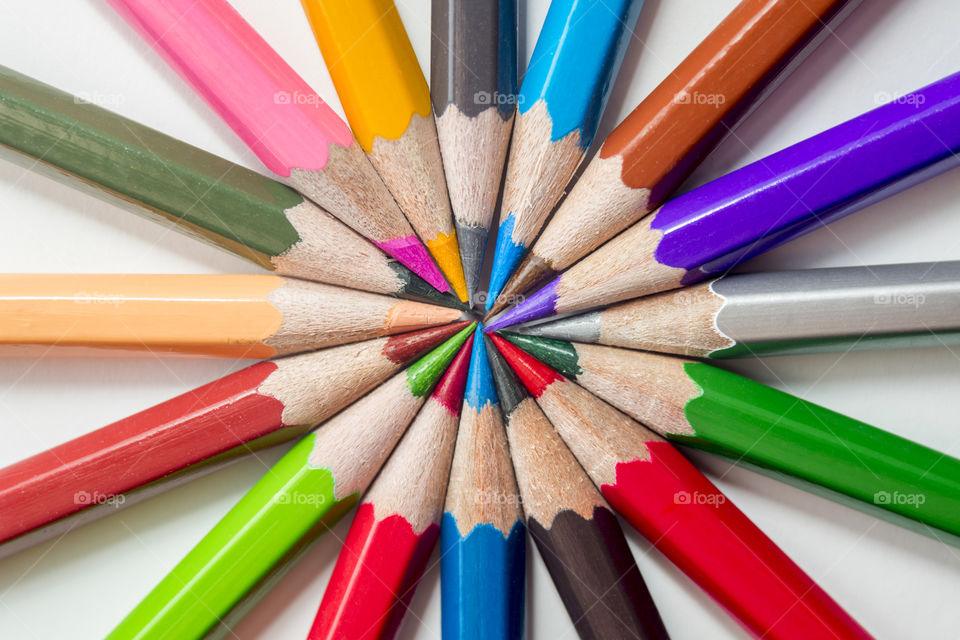 Color pencils in arrange in color wheel colors