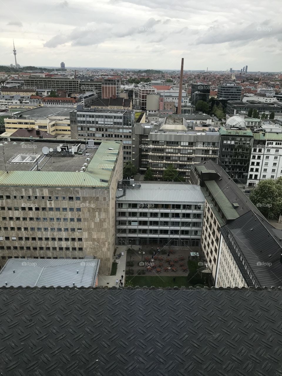 Der Blick vom BR-Tower in München auf die hauseigene Cafeteria. Im Hintergrund der Fernsehturm.