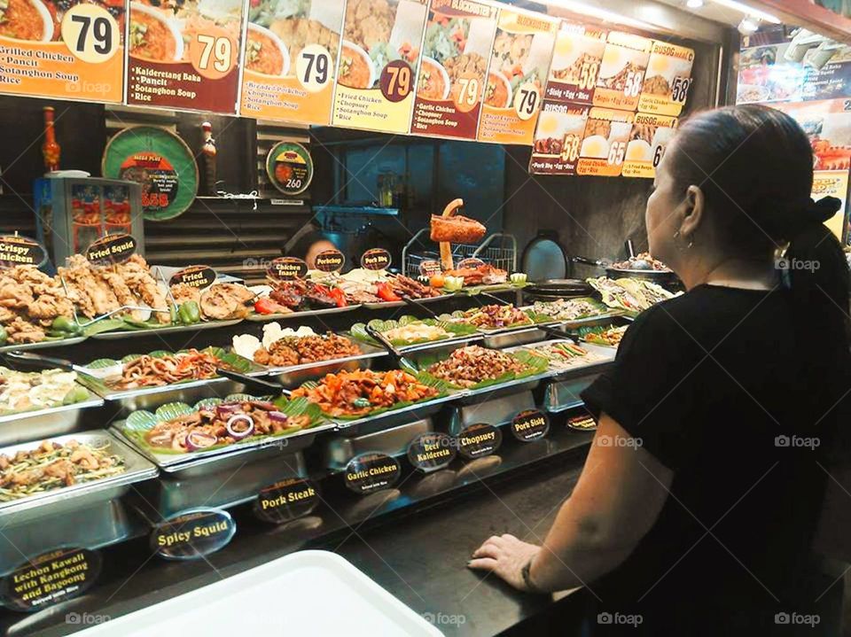 Time to choose from the delectable Filipino food.