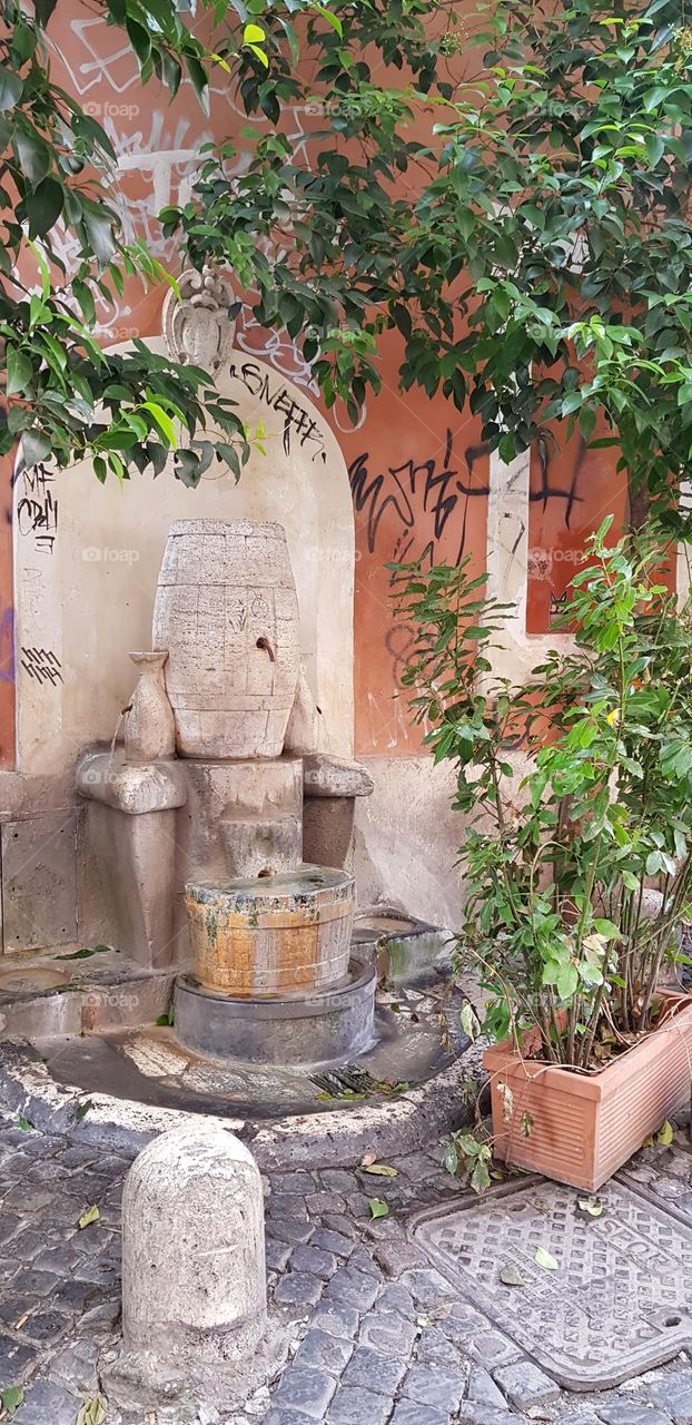 Fontana d'acqua publica, via della cisterna,trastevere, Roma