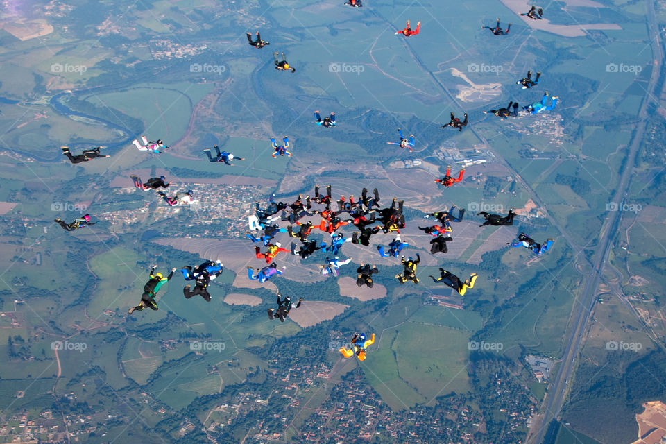 skydivers gathering togheter