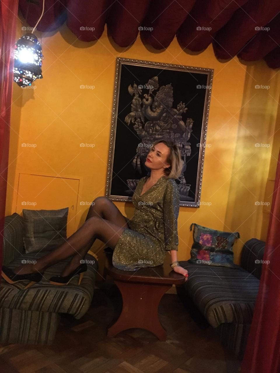 девушка в кафе сидит на столе