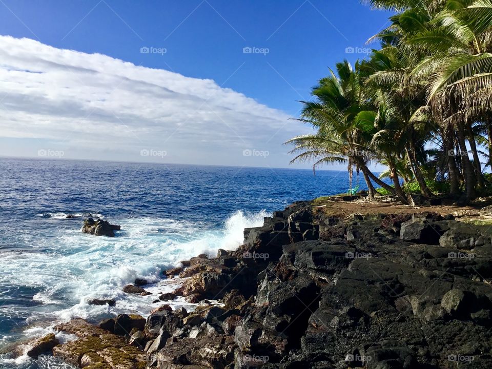 Sunny blue day on the ocean