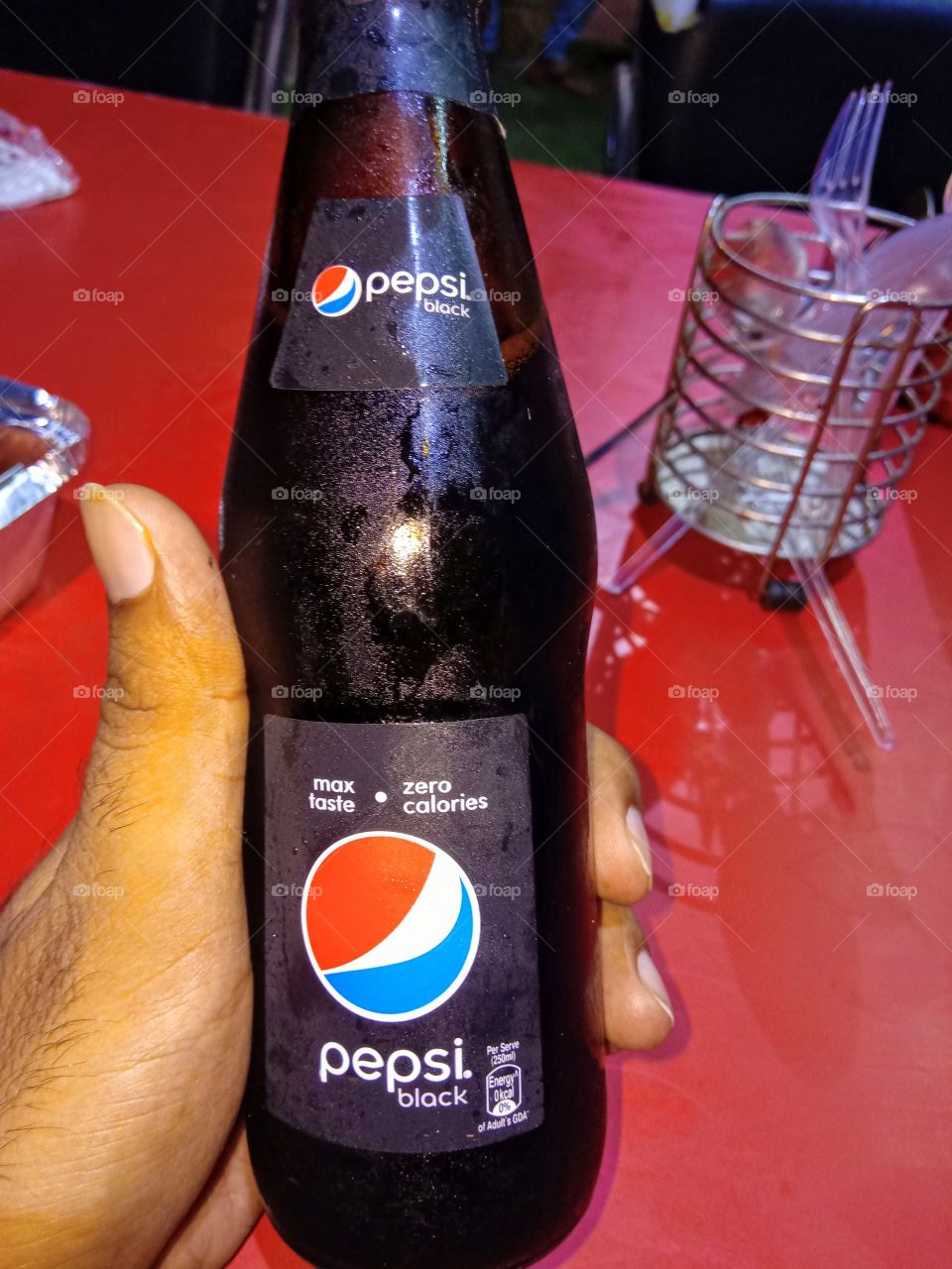 holding pepsi black zero calories