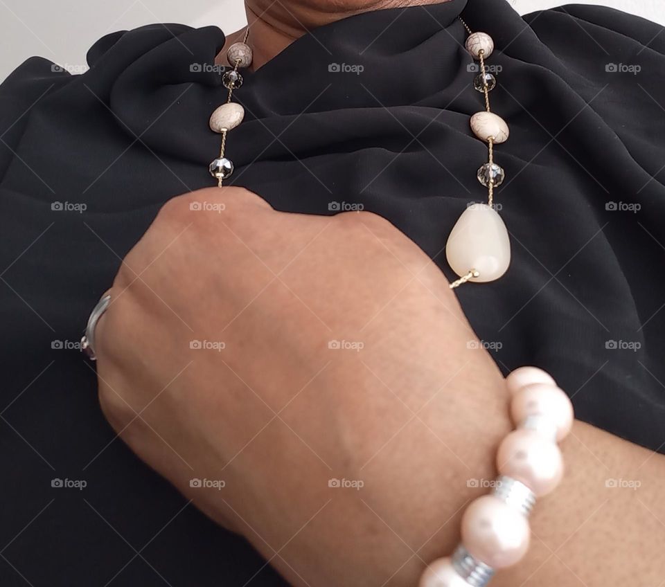 O colar de pedras é um acessório que, além de trazer autenticidade para o visual, as pedras e cristais alinham os centros de energia do corpo, melhoram o sono, favorecem o bom humor