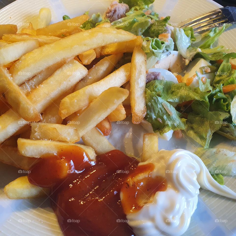 Fries with salad and sauce