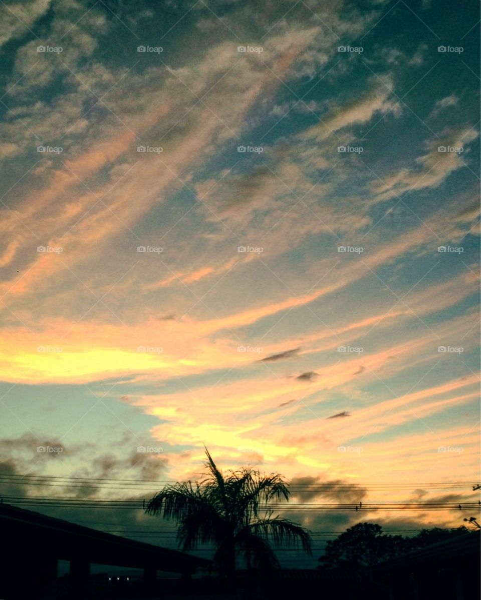 A very beautiful autumn dawn in Brazil.  See the wind (inevitable at the time) spreading the clouds! / Um amanhecer de outono muito bonito no Brasil. Vejam o vento (inevitável da época) espalhando as nuvens!