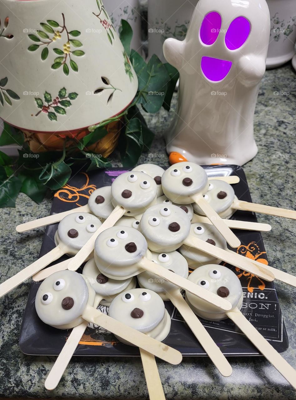 Oreo Ghost Pops