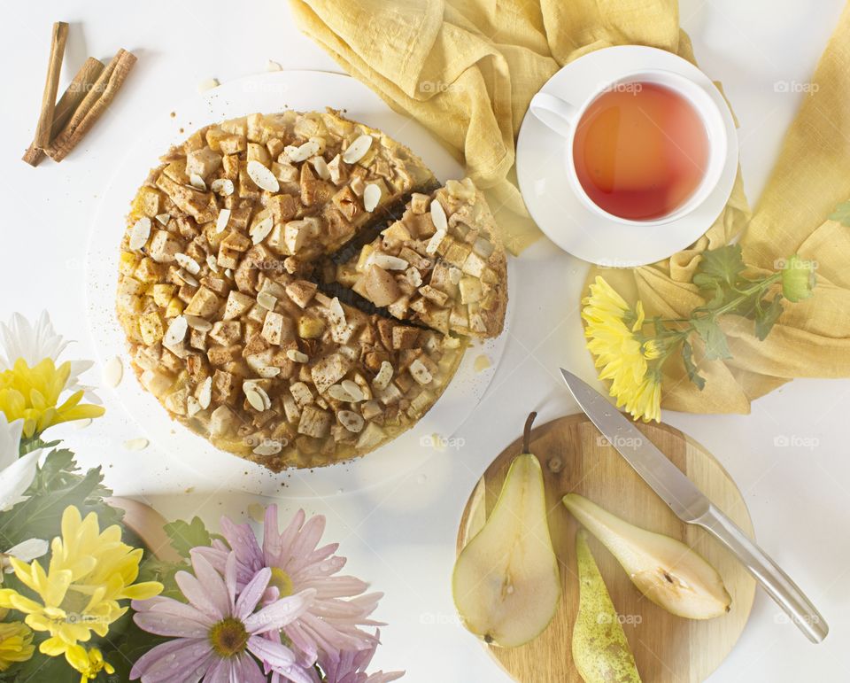 Birnenkuchen mit Tee und Blumen, flatlay