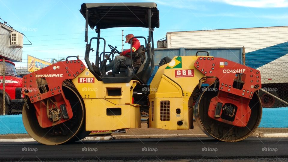 Trator compactador de asfalto.