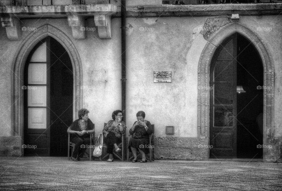 Italy   -   women in the Piazza