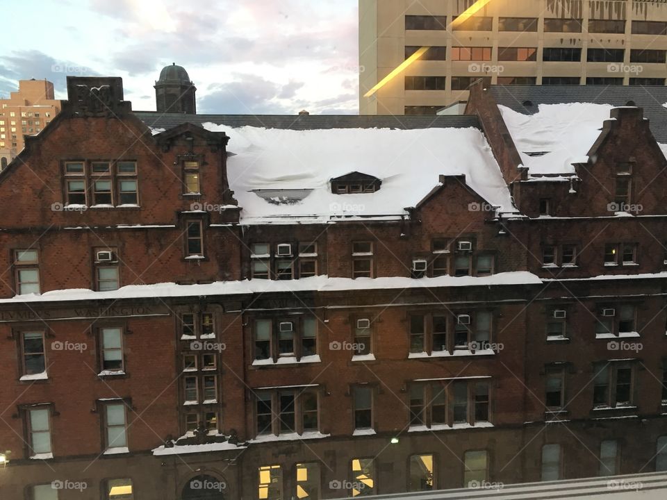 Snow cover in the city 