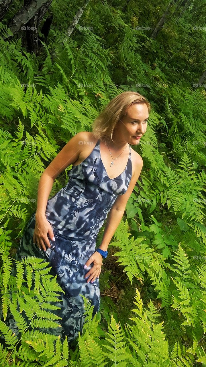 девушка в папоротнике в лесу