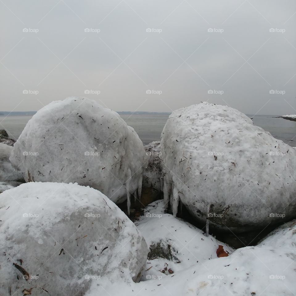Eis kalt gefroren minus Wasser Ufer Steine Felsen