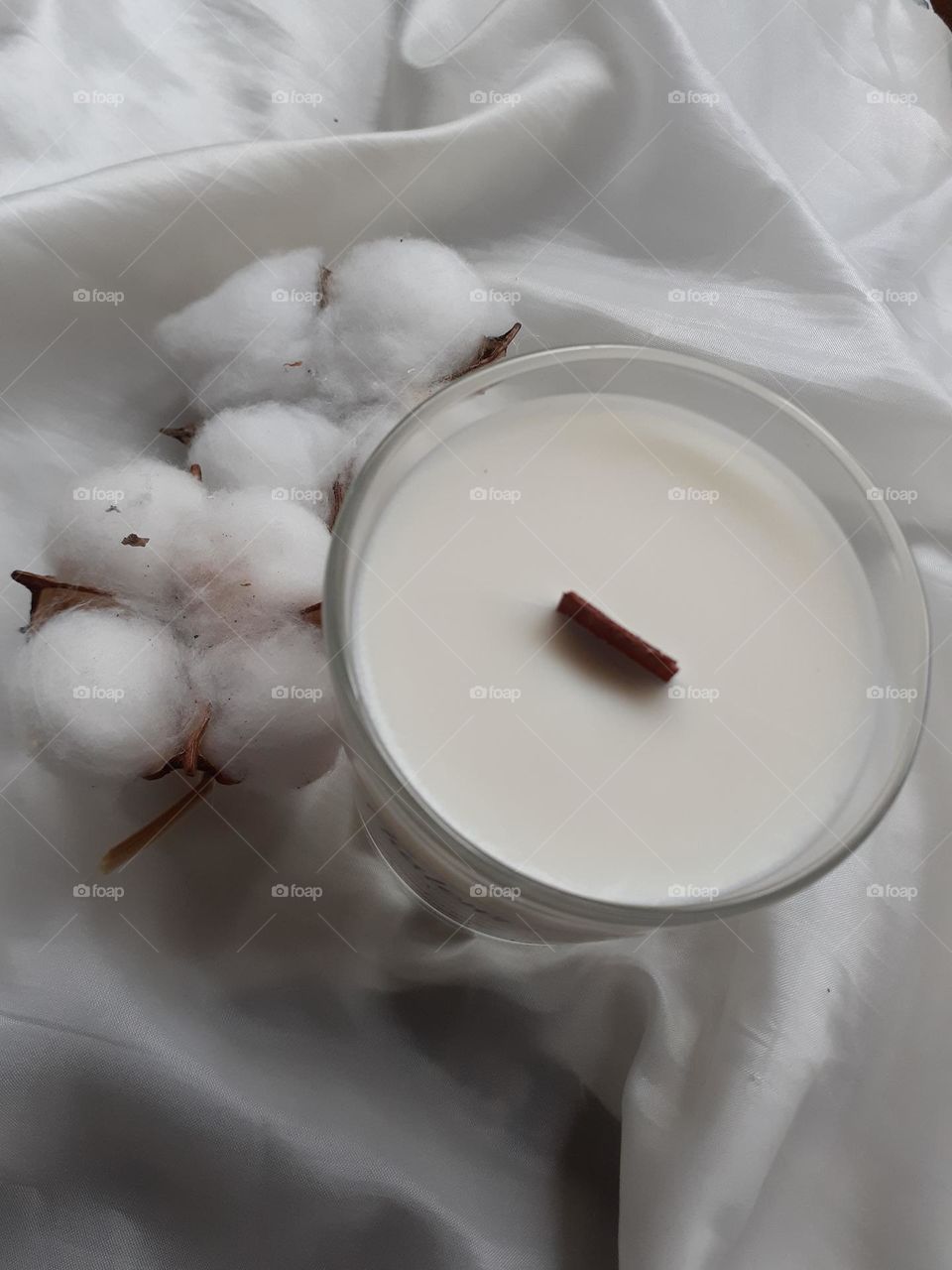 The aesthetics of a cotton-scented soy candle