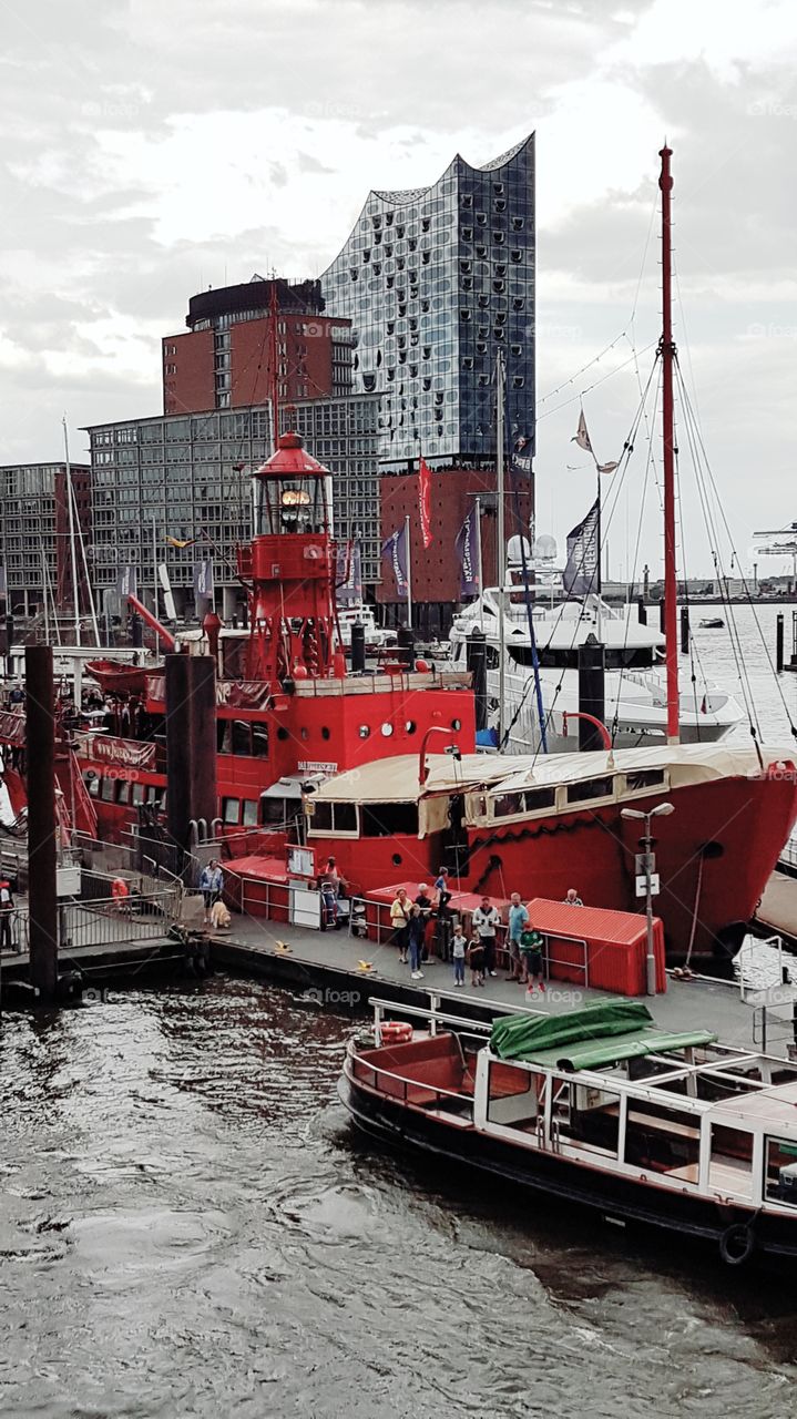 Hamburger Hafen mit Sicht auf die Elbphilharmonie