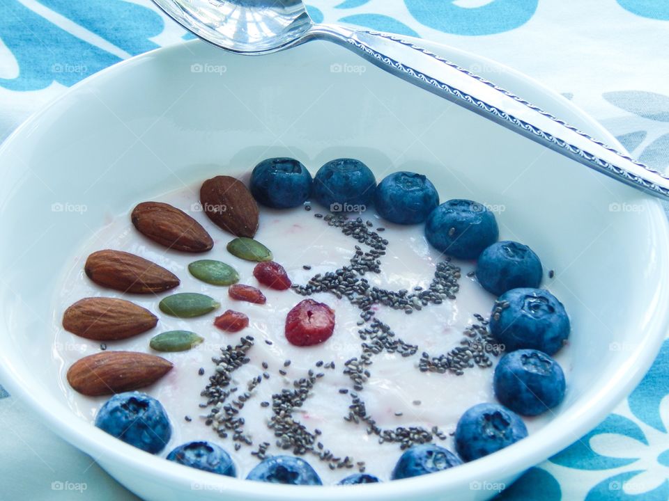 A tropical fruit smoothie bowl