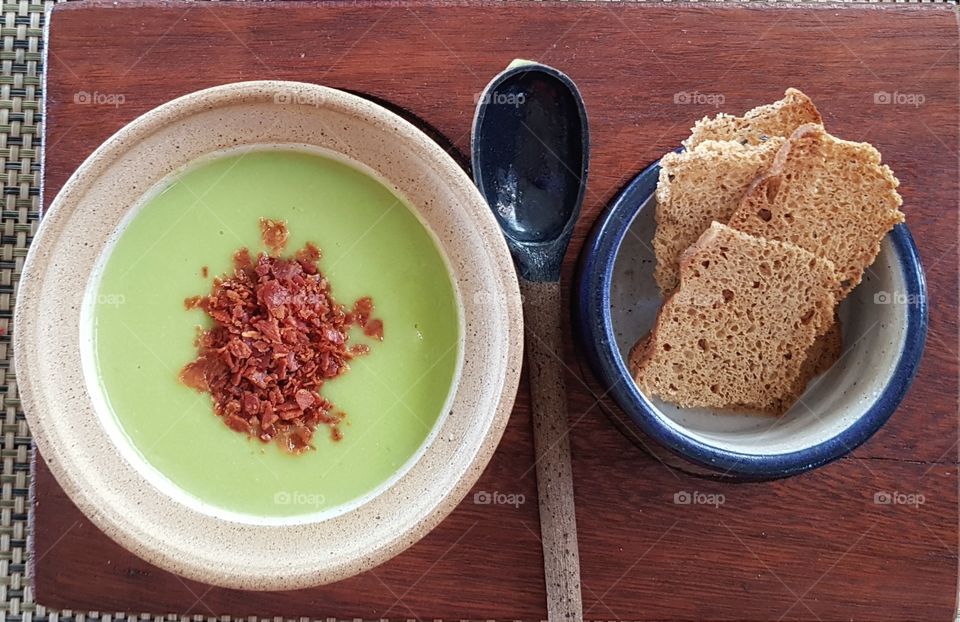 Pea soup with garlic and tost