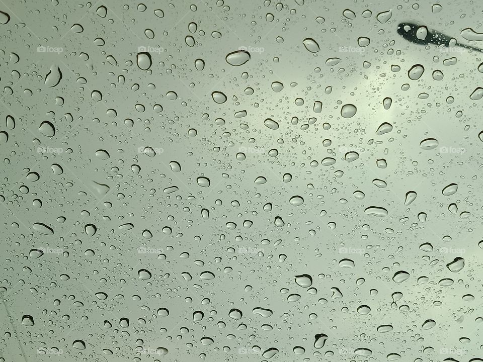 ฝนบนกระจก