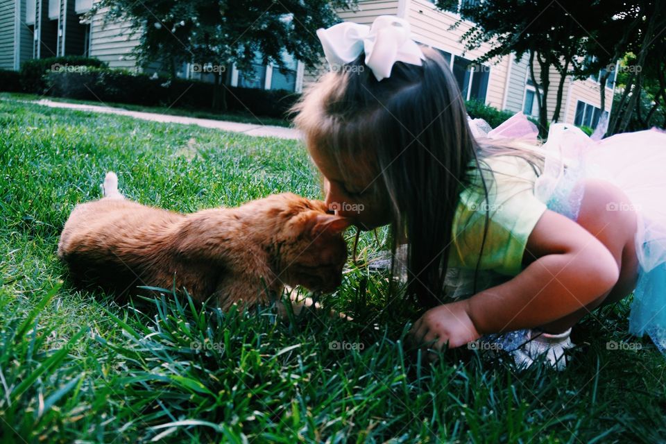 Kisses for her kitty 