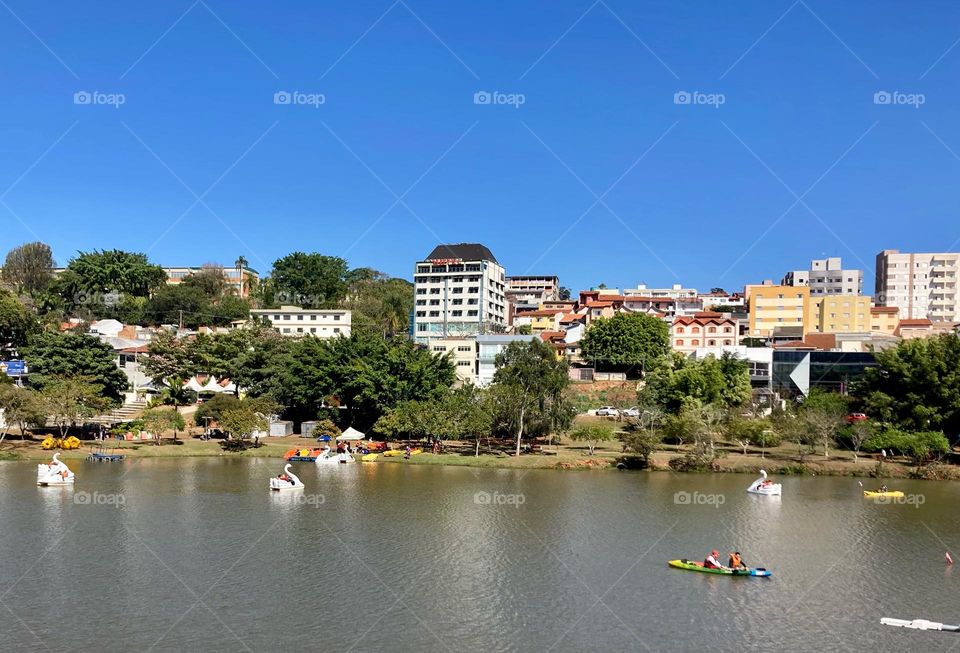 A beautiful afternoon at Lago do Taboão, with paddle boats and kayaks beautifying the water.  What a magnificent blue sky, gentlemen! /Uma tarde bonita no Lago do Taboão, com pedalinhos e caiaques embelezando a água. Que céu azul magnífico, senhores!