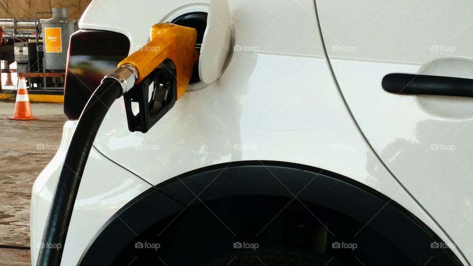 Bomba de abastecimento de combustível em veículo.