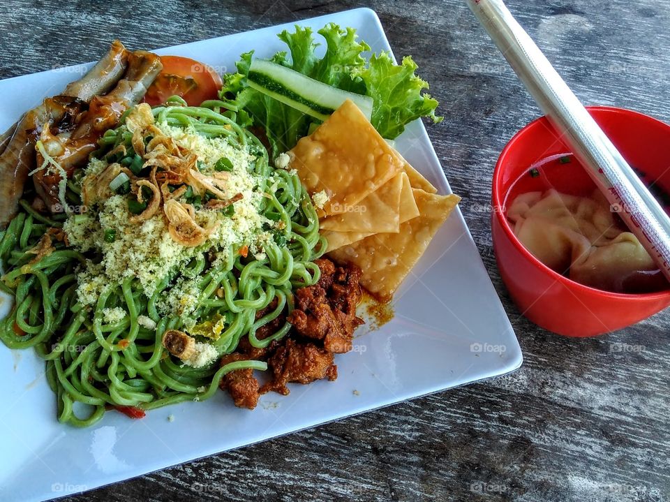 Elevated view of green noodles in plate