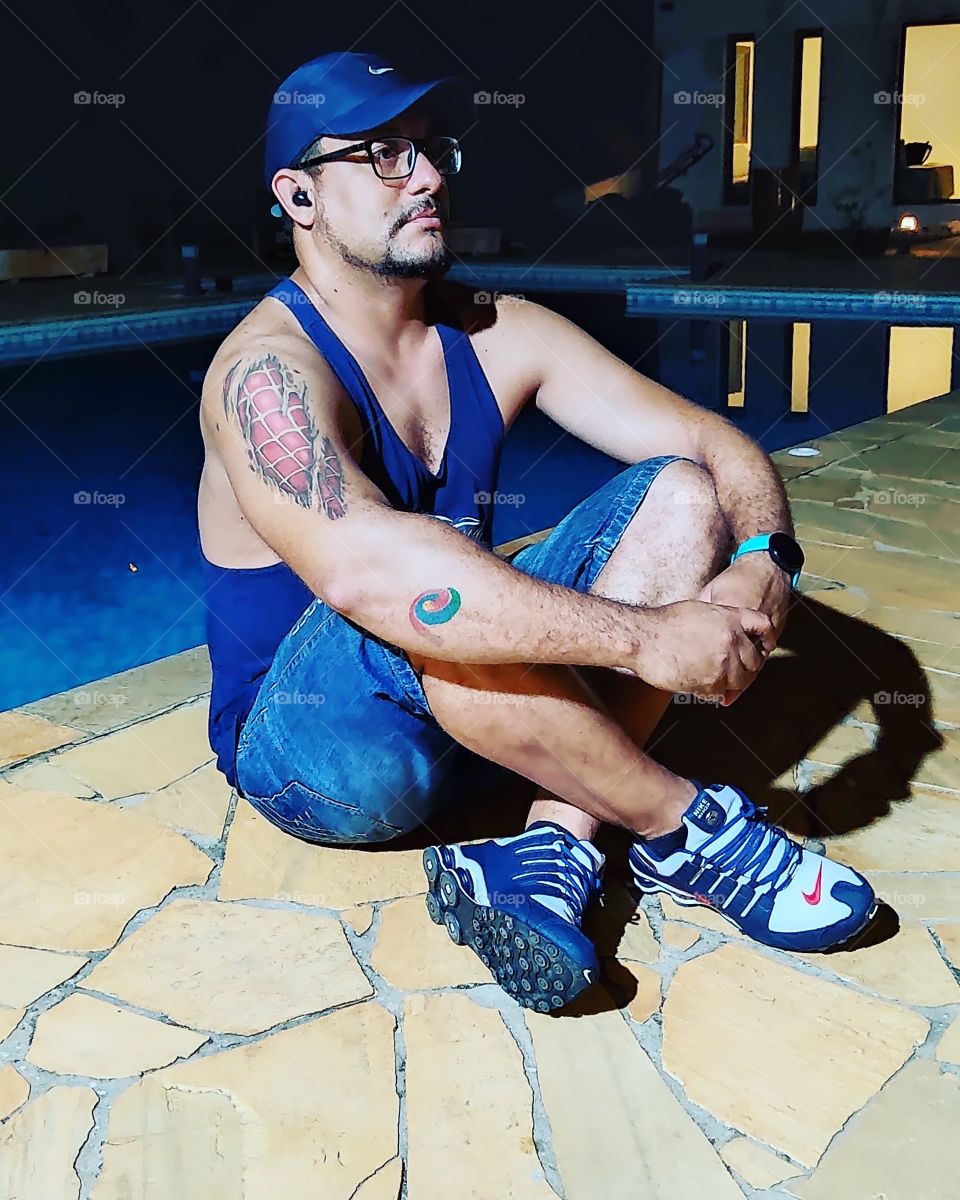 Sábado a noite pensando .