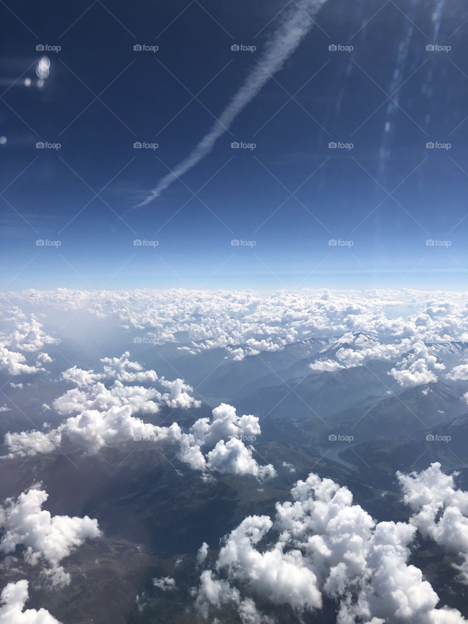 Cielo desde el avión con nubes