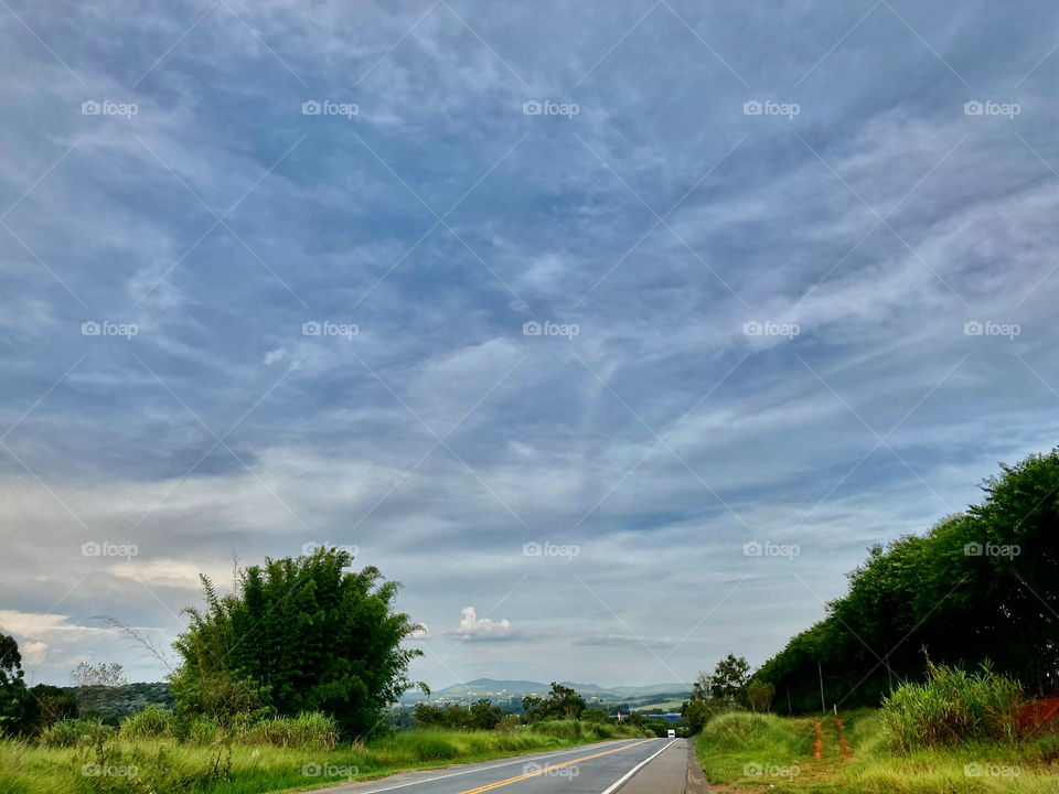 As cores da vida: azul do céu e verde da natureza!

Não é uma combinação perfeita?

Aqui: bairro da Moenda, Itatiba-SP.