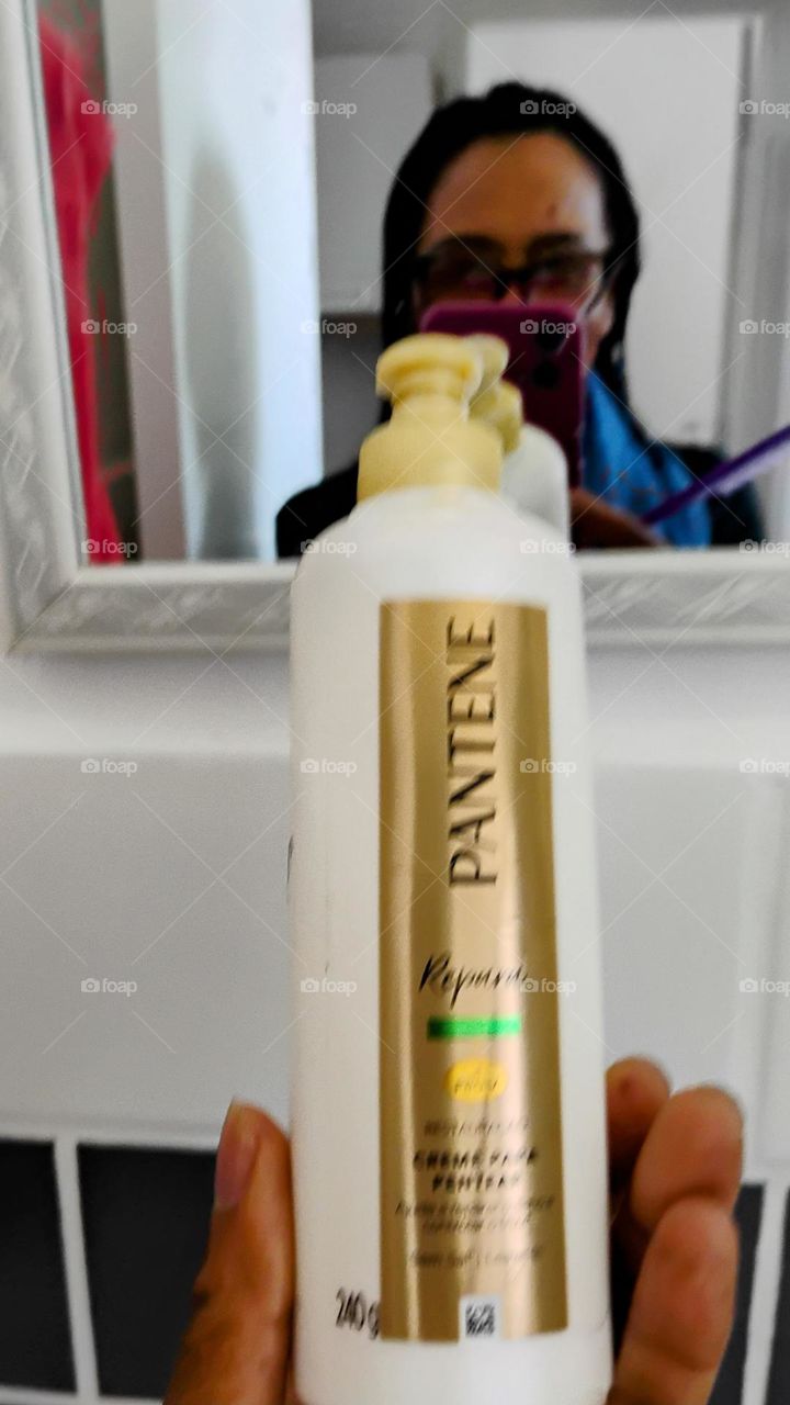 Cabelos danificados? PANTENE  Repara creme para pentear, com Pro-Vitaminas micro selantes . Ajuda a reparar os danos, deixando os cabelos macios, sedosos e sem frizz.  A  PANTENE promove a beleza dos seus cabelos. PANTENE!