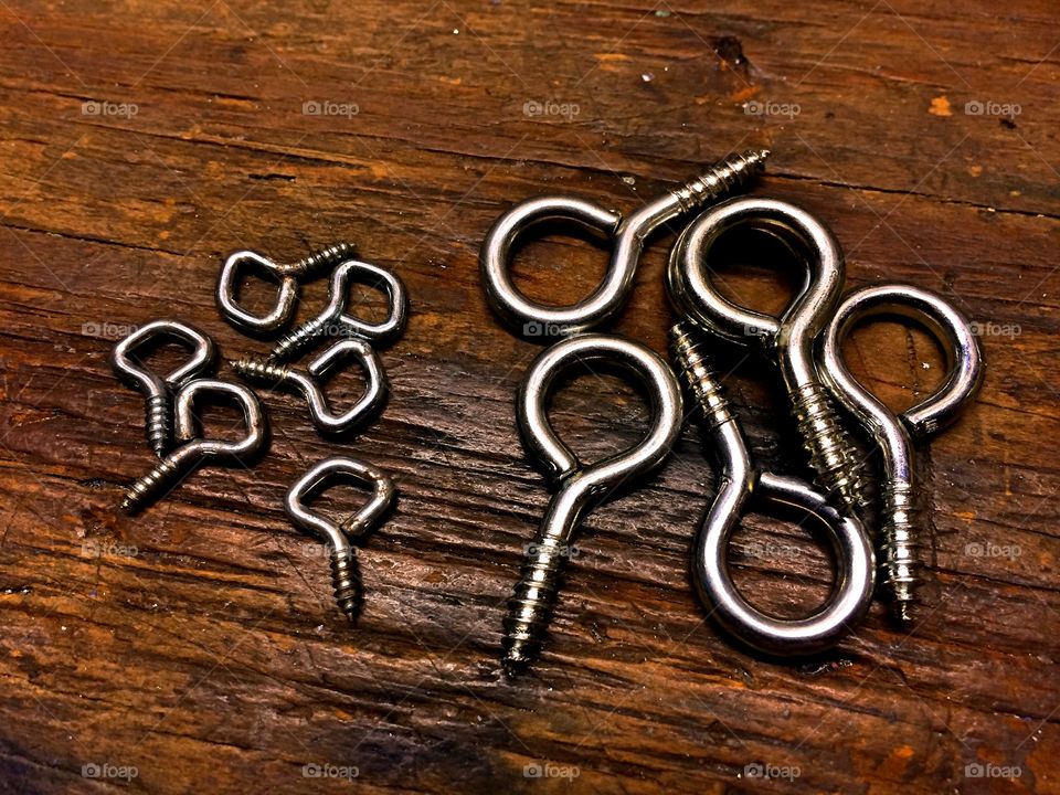 Hooked screw rings on wooden table