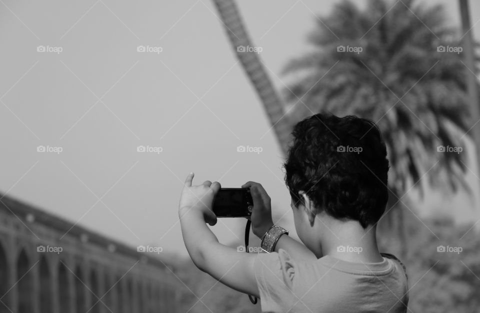 Budding photographer. Recently I had a visit to Humayun tomb in Delhi which is also a UNESCO world heritage site and is known for its architectural brilliance of Mughal dynasty built in 15th century. While I was taking photos I noticed my 5 year old daughter was also taking pictures with a point and shoot digi cam. I was really very happy to see that she had also developed interest in photography. And the budding photographr really took some good images.