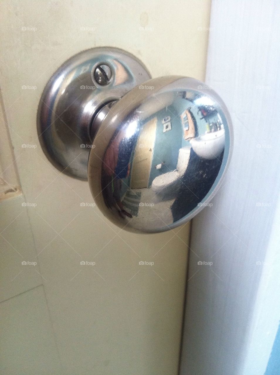 Reflective door knob