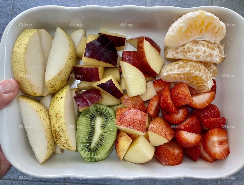 🇺🇸 Delicious fruits! Today: pear, plum, kiwi, apple, strawberry and tangerine. Hum… eat fruits that are good for you. / 🇧🇷 Frutas deliciosas! Hoje: pêra, ameixa, kiwi, maçã, morango e mexerica. Hum… coma frutas que faz bem.