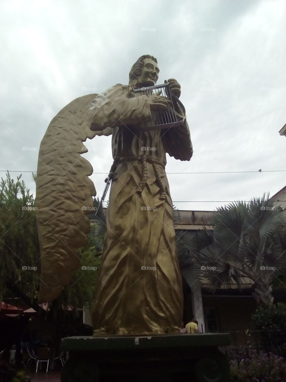Estatua de ángel con arpa.