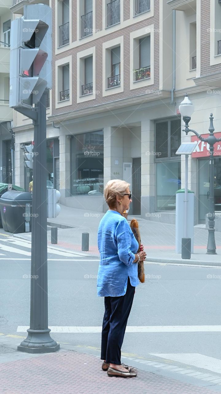 señora con baguette