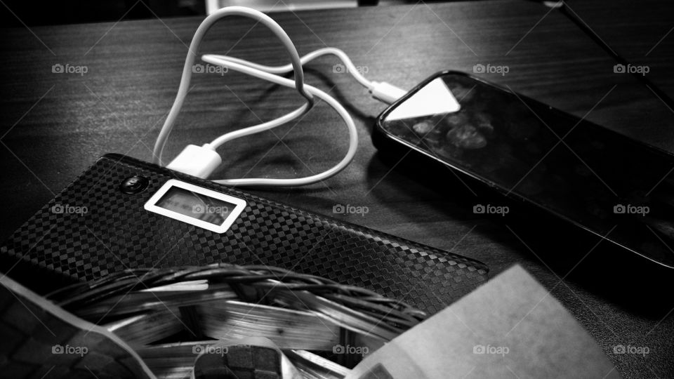 Bateria externa, carregador e celular.