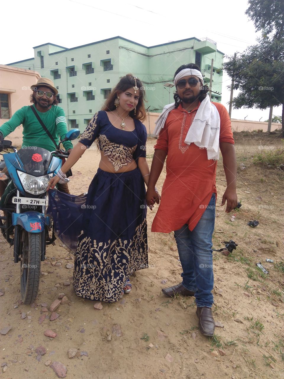 Snapshot of Local actress with supporting kalig