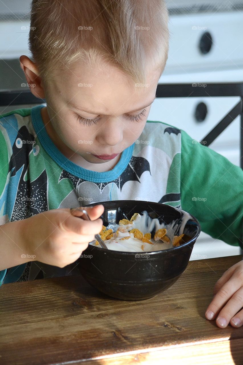 Boy eating breakfast