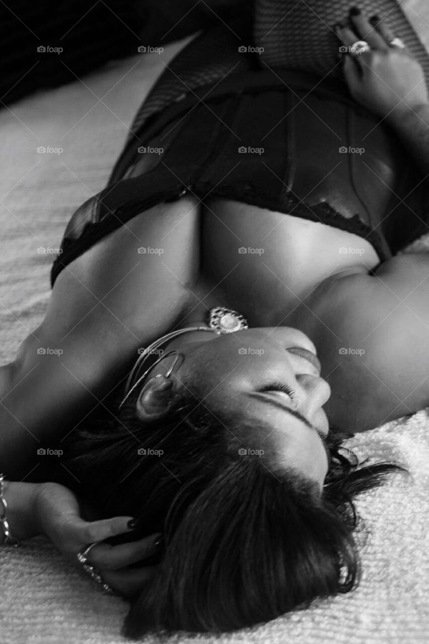 the sensuality of the Brazilian woman, shown in black and white