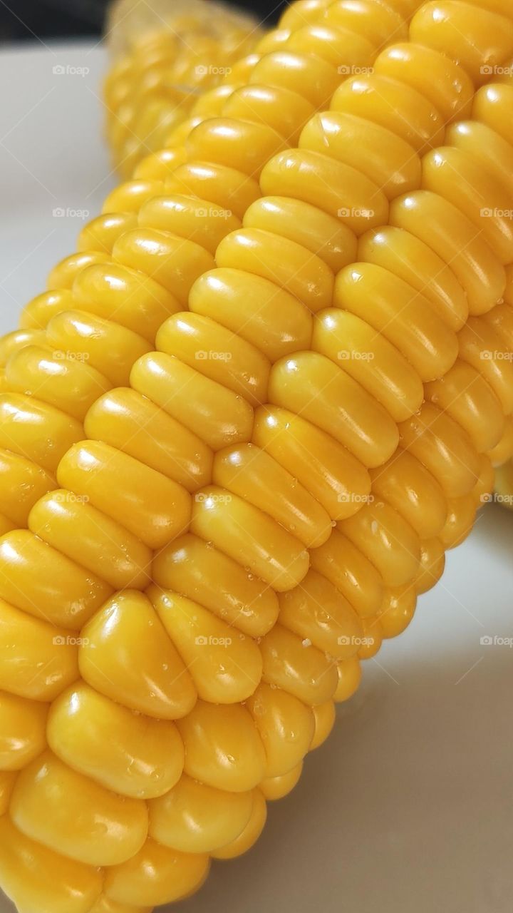 boiled corn on cobs