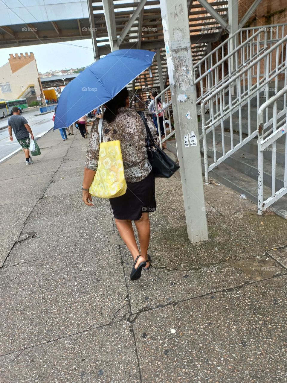 A elegância da saia preta.  A saia preta é umas das peças mais versáteis, pois combina com todos os gostos e estilos