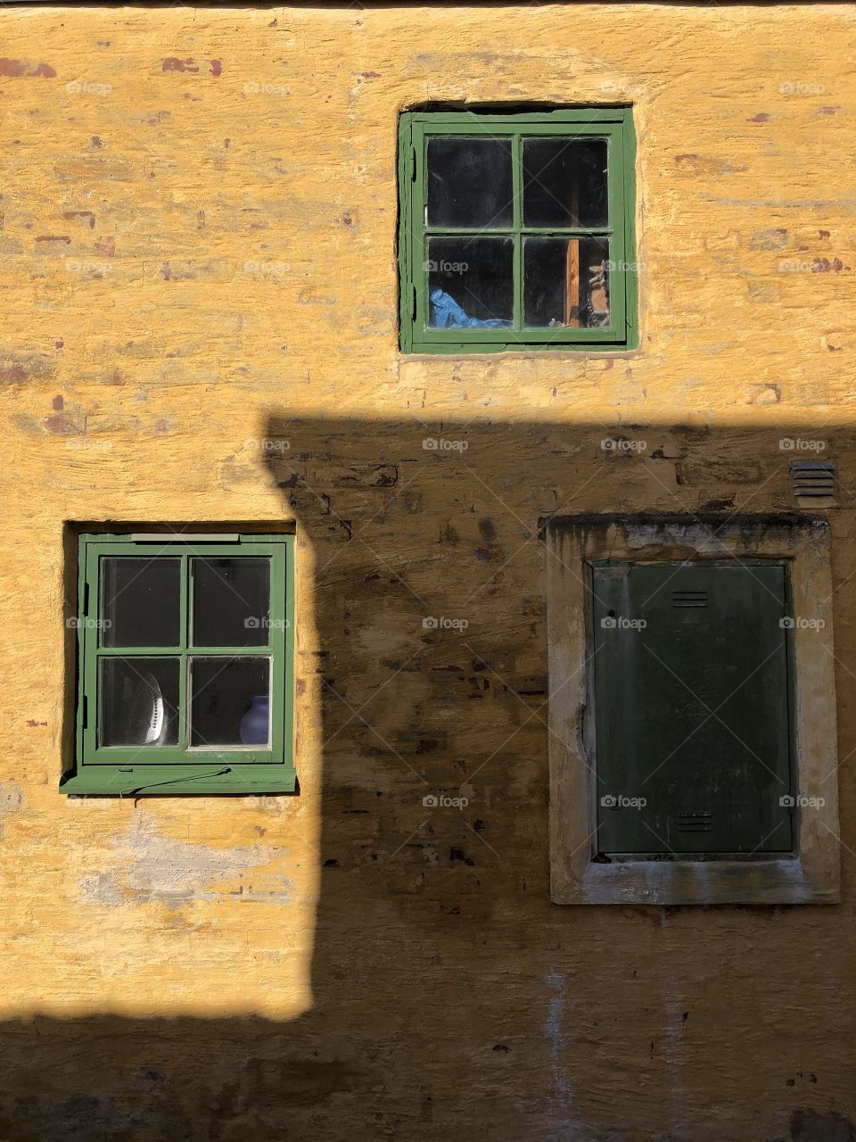 Yellow light shadow windows