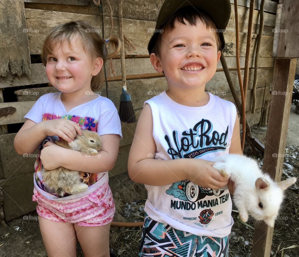 The joy and smile of children with their pets: rabbits! Live their purity and innocence... / A alegria e o sorriso das crianças com seus bichos de estimação: coelhos! Viva a pureza e a inocência delas…