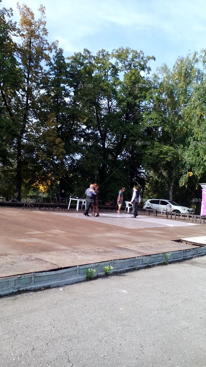 Dancing in the park, Samara