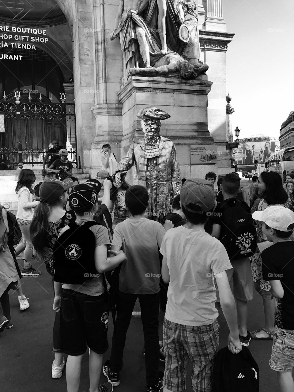 Children and the moving sculpture 