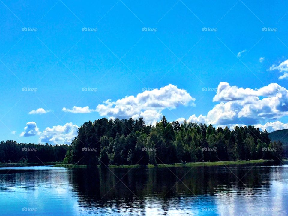 Reflection of trees in beautiful lake